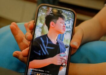 YEW Lee Lee menunjukkan gambar Mario di telefon pintarnya ketika ditemui di Taman Pertam Jaya, Semabok, Melaka. - UTUSAN/SYAFEEQ AHMAD