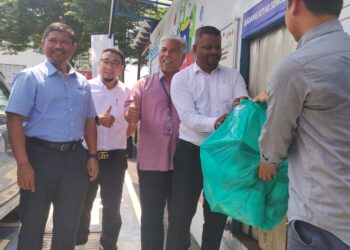 J. ARUL Kumar (dua dari kanan) dan Mohd. Norlisam memasukkan barangan kitar semula selepas sidang akhbar Strategi Operasi Tahun Baharu Cina SWM Environment di Pusat Pandu KITARecycle, Wisma Majlis Bandaraya Seremban (MBS) di Seremban hari ini.