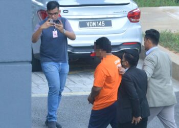 SEORANG lelaki yang juga penjawat awam dibawa ke Mahkamah Majistret Seremban bagi permohonan reman terhadapnya untuk siasatan lanjut kes menyalahgunakan kedudukan.-UTUSAN/MOHD. SHAHJEHAN MAAMIN.