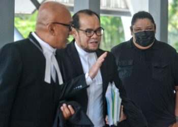 NURUL Hidayah Md. Nor (kanan) dilepas dan dibebaskan daripada pertuduhan pemerdagangan seorang lelaki bagi maksud eksploitasi untuk meminta sedekah oleh Mahkamah Sesyen Seremban hari ini.-UTUSAN/MOHD. SHAHJEHAN MAAMIN.