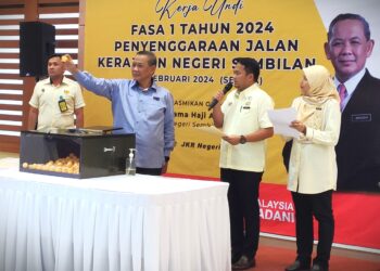 AMINUDDIN Harun (dua dari kiri) turut melakukan cabutan undi pada Majlis Cabutan Kerja Undi Fasa 1 Tahun 2024, Penyenggaraan Jalan Kerajaan Negeri Sembilan Di Bawah Peruntukan Marris di Wisma Negeri, Seremban hari ini.