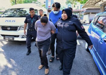 AMIRULL Mu'minin Mustaffa (dua dari kanan, berbaju biru) dan isterinya, Nor Asedah Zaidi (tiga dari kanan) dibawa ke Mahkamah Majistret Seremban bagi didakwa atas empat pertuduhan mencuri barangan di dalam kenderaan di kawasan pantai peranginan Port Dickson.-UTUSAN/MOHD. SHAHJEHAN MAAMIN.