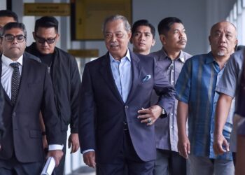 Muhyiddin Yassin hadir di Mahkamah Sesyen Kuala Lumpur bagi mendengar permohonan mendapatkan pelepasan pasport secara sementara. UTUSAN/M. FIRDAUS M. JOHARI.