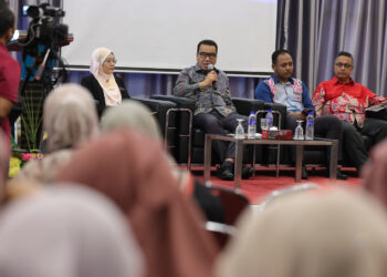 ROSLAN Mat Nong (dua dari kiri) ketika menjawab pertanyaan pemberita pada Majlis Bersama Media di Menara MAINS, Seremban hari ini.