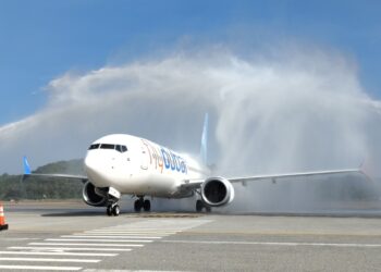 PESAWAT Flydubai FZ1603 yang melakukan penerbangaan sulung dari Dubai ke Langkawi disambut dengan pancuran air di LTAL, Langkawi.