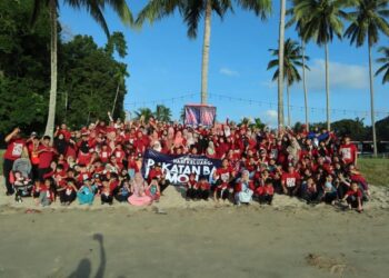 SEBAHAGIAN ahli keluarga berhimpun dalam Perhimpunan Pakatan Bakti Keluarga Hj Muhammad di Teluk Buih Mersing, Johor, baru-baru ini.