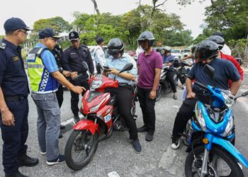 LOKMAN Jamaan (dua dari kiri) mengetuai  Ops Khas Motosikal dan Ops Khas Sembilan Kesalahan Utama di Ipoh hari ini. - UTUSAN/MUHAMAD NAZREEN SYAH MUSTHAFA