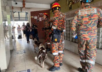 ANGGOTA bomba mengguna khidmat anjing pengesan (K9) untuk mengenal pasti punca kebakaran di tingkat 17, Flat Sri Sabah, Cheras malam tadi.