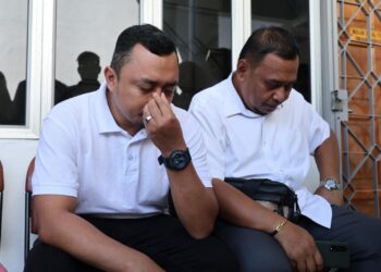 Lima lelaki dibawa ke Mahkamah Majistret Bandar Baru Bangi  untuk berdepan pertuduhan membunuh. 
– UTUSAN/AMIR KHALID