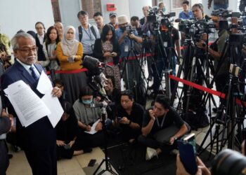 Muhammad Shafee Abdullah semasa sidang akhbar di Kompleks Mahkamah Kuala Lumpur hari ini. - UTUSAN/FAUZI BAHARUDIN