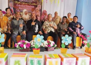 ABD. Manaf Mat (duduk depan, tiga dari kanan) bergambar kenangan bersama guru-guru selepas perasmian Majlis Apresiasi Pendidikan dan Graduasi Prasekolah di Sekolah Kebangsaan Sungai Kiol, Jerantut, baru-baru ini. - UTUSAN/HARIS FADILAH AHMAD