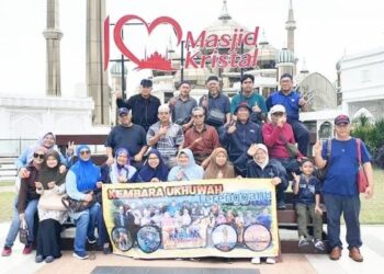 AHLI rombongan KKJ merakam kenangan di hadapan Masjid Kristal, Kuala Terengganu.