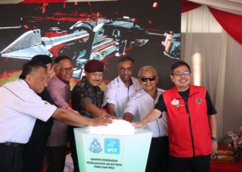 MOHD. Yusri Hassan Basri (tengah) pada pelancaran Kempen Kesedaran Keselamatan Jalan Raya sempena sambutan Tahun Baharu Cina 2024 peringkat PDRM Kontinjen Perak di Plaza Tol Lekir WCE di Manjung hari ini. - UTUSAN/FADZIL ZAINOL