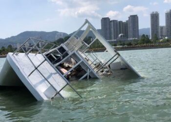 KEADAAN sebuah kapal layar yang separuh tenggelam berhampiran kawasan perairan E-Gate, Gelugor, Pulau Pinang.