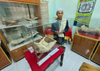 LUTFI Saman menunjukan sebahagian khazanah alam Melayu Nusantara yang tersimpan di  Muzium Warisan Budaya Islam dan Pusat Pembelajaran al-Quran Narathiwat, Thailand. –UTUSAN/YATIMIN ABDULLAH