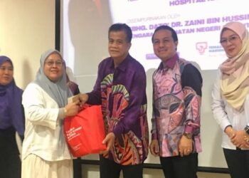 DR. ZAINI HUSSIN (tengah) menyampaikan sumbangan kepada pesakit kanser pada Sambutan Hari Kanser Sedunia 2024 Peringkat Negeri Kelantan di Auditorium Kompleks Rawatan Harian Hospital Raja Perempuan Zainab II (HRPZ II), Kota Bharu, Kelantan, hari ini. - UTUSAN/ROSMIZAN RESDI