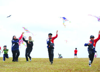 BEBERAPA orang kanak-kanak bermain layang-layang sempena FLLSPG 2024 di Bukit Layang-Layang, Pasir Gudang.