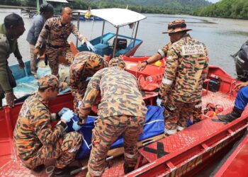 ANGGOTA bomba membawa naik mayat mangsa lemas di Sungai Sempit, Segari. -UTUSAN/IHSAN JBPM PERAK