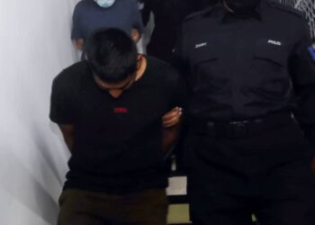 DUA suspek (kiri) kes melanggar anggota polis polis di Jalan Tanjung Rambutan-Chemor Ipoh kelmarin direman selama tujuh hari. - UTUSAN/MUHAMAD NAZREEN SYAH MUSTHAFA