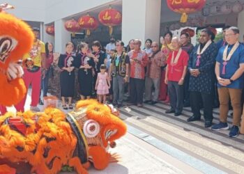 LING Tian Soon (dua dari kanan) menyaksikan tarian singa ketika menghadiri Program Harmoni Bersama Sempena Tahun Baharu Cina Tahun 2024 di Tokong Fo Guang Shan, Taman Sutera Utama, Johor Bahru.