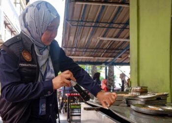 PENGUAT kuasa JKN melakukan pemeriksaan di sebuah restoran mamak di Jalan Hang Tuah, Melaka. - UTUSAN/SYAFEEQ AHMAD