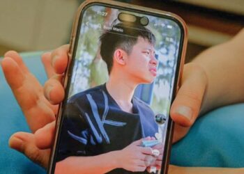 YEW Lee Lee menunjukkan gambar Mario di telefon pintarnya ketika ditemui di Taman Pertam Jaya, Semabok, Melaka. – UTUSAN/SYAFEEQ AHMAD