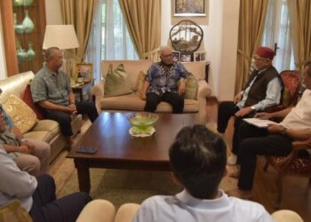 MUHYIDDIN Yassin menerima kunjungan Abdul Hadi di kediamannya di Bukit Damansara, Kuala Lumpur. - FACEBOOK/MUHYIDDIN YASSIN