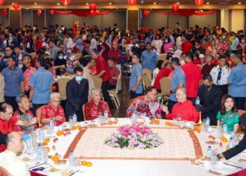 MOHAMAD Hasan (duduk, empat dari kiri) ketika menghadiri Majlis Sambutan Majlis Rumah Terbuka Tahun Baru Cina MCA di Kuala Lumpur hari ini. - UTUSAN/SADDAM YUSOFF