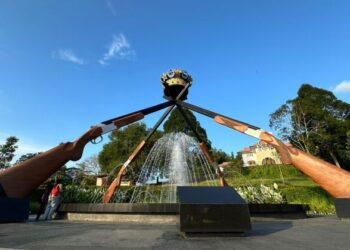 MONUMEN Kemahkotaan Johor yang dibina bersama empat laras senapang di penjuru berserta pancutan air menjadi tarikan baru kepada penduduk setempat mahupun pelancong luar negara di Dataran Batu Hampar atau Rock Garden di Segamat.