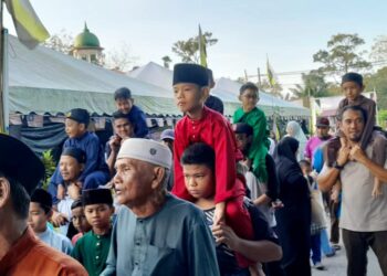 SEBAHAGIAN kanak-kanak yang diraikan dalam majlis berkhatan di Masjid Al Hidayah, Batu 3, Temoh dekat Tapah, Perak, baru-baru ini. - UTUSAN/MEGAT LUTFI MEGAT RAHIM