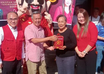 CHANG Fat Full (kiri) bersama Setiausaha Bersatu Terengganu, Khazan Che Mat menyampaikan limau mandarin kepada masyarakat Tionghoa sempena sambutan Tahun Baharu Cina di Kuala Terengganu, hari ini.