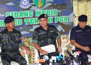 Saifuddin Nasution Ismail (tengah) dalam sidang akhbar di Briged Tengah Pasukan Gerakan Am, Cheras, Kuala Lumpur, hari ini.