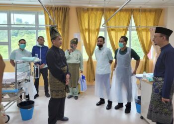 ZAINI HUSSIN (tiga dari kiri) meninjau persiapan Program Khatan Perdana di Hospital Tanah Merah, Kelantan, hari ini. - UTUSAN/MUSTAQIM MOHAMED