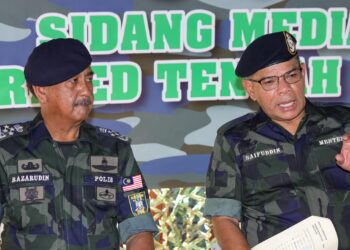 Saifuddin Nasution Ismail dan Razarudin Husain (kiri) dalam sidang akhbar di Briged Tengah Pasukan Gerakan Am, Cheras, Kuala Lumpur, hari ini.