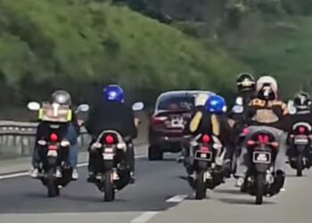 AKSI sekumpulan penunggang motosikal menunggang secara berbahaya di LPT tular dalam media sosial.