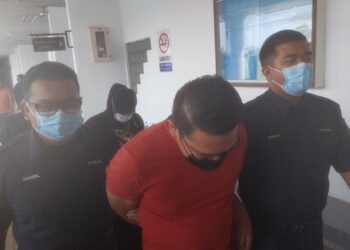 KEDUA-DUA tertuduh dihadapkan ke Mahkamah Sesyen Ayer Keroh, Melaka kerana menipu berkaitan projek pembelian lembu tidak wujud.