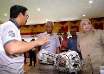 A. SIVANESAN (tengah) melawat pameran sempena Jelajah Karnival Kerjaya Perak Sejahtera Daerah Muallim 2024 di Tanjung Malim, hari ini. - UTUSAN/ZULFACHRI ZULKIFLI