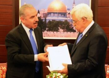 MAHMOUD Abbas (kanan) dan Mohammad Shtayyeh di Ramallah. -AGENSI