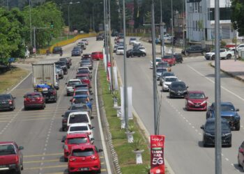 KENDERAAN bertali arus memasuki bandar Gua Musang, Kelantan.UTUSAN/AIMUNI TUAN LAH