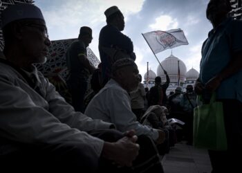 PESERTA Himpunan Selamatkan Syariah kekal berhimpun di Kompleks Perbadanan Putrajaya. - UTUSAN/FAIZ ALIF ZUBIR