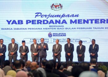 ANWAR Ibrahim berucap pada Majlis Perjumpaan JPM Bagi Bulan Februari 2024 di Putrajaya. - UTUSAN/FAISOL MUSTAFA