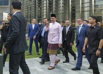 Perdana Menteri, Datuk Seri Anwar Ibrahim (tengah) melakukan lawatan selepas majlis pelancaran Hab Kewangan Antarabangsa Malaysia Tun Razak Exchange (TRX) di Menara Exchange 106 di sini, semalam. GAMBAR: FARIZ RUSADIO / PEMBERITA: JUANI UTUSAN / IZZATI KOSMO