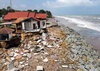 KEADAAN rumah penduduk kampung yang terjejas teruk akibat hakisan pantai dan ombak besar di sekitar Kampung Mengabang Telong, Batu Rakit, Kuala Nerus, Terengganu sejak 10 tahun lalu. -UTUSAN/PUQTRA HAIRRY