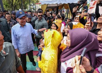 ANWAR Ibrahim beramah mesra dengan pengunjung Karnival MAIWP 2024 di Taman Tasik Titiwangsa, Kuala Lumpur, semalam. – UTUSAN/ MUHAMAD IQBAL ROSLI