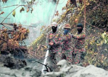 OPERASI pemadaman kebakaran tanah gambut 
boleh bertukar menjadi sangat 
mencabar apabila melibatkan 
kawasan yang besar.