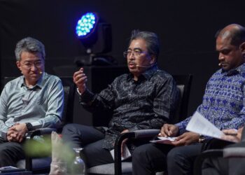 JOHARI Abdul Ghani (tengah) dalam Diskusi Madani 1: Aspirasi Perpaduan Memperkukuhkan Agenda Bumiputera sempena Kongres Ekonomi Bumiputera (KEB) 2024 di Putrajaya,  semalam. - UTUSAN/FAISOL MUSTAFA