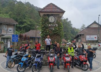 AHLI-AHLI Kelab Motor Transasia & NasRealty mengabadikan kenangan di hadapan Menara Jam Bukit Fraser, Pahang, baru-baru ini.