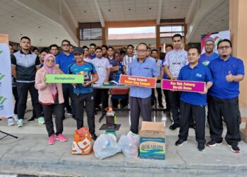 ABDUL HALIM Hasan (baris depan, tengah) bersama para peserta program Lestari Alam #TrastoCash di Pusat Latihan Teknologi Tinggi (ADTEC) Jerantut, Pahang, baru-baru ini. – UTUSAN/SALEHUDIN MAT RASAD