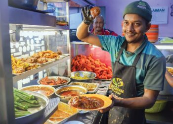 ‘JOKI’ kuah Sulaiman Nasi Kandar, Zubir Mohd. Ali mencampurkan pelbagai jenis kuah untuk melengkapkan juadah nasi kandar di Jalan Dato’ Keramat yang menjadi kegilaan orang tempatan dan  luar.