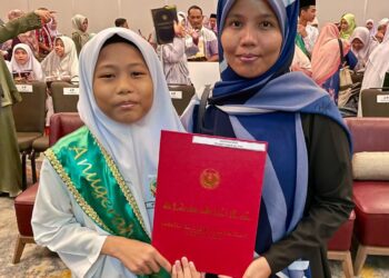 IFTI Liyana Ronnie (kiri) bersama ibunya, Lijiana Mahmad semasa pengumuman keputusan SRU dan SMU 2023 di Kota Kinabalu, Sabah, semalam.